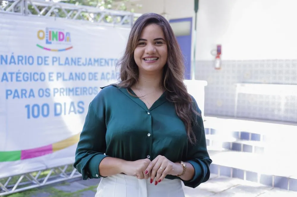 Na frente até do calendário! Mirella paga salários antes do prazo e avança obra que vai gerar empregos